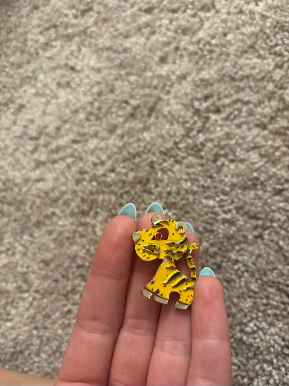 Vintage Yellow Tiger Enamel Pin - Picture 6 of 6